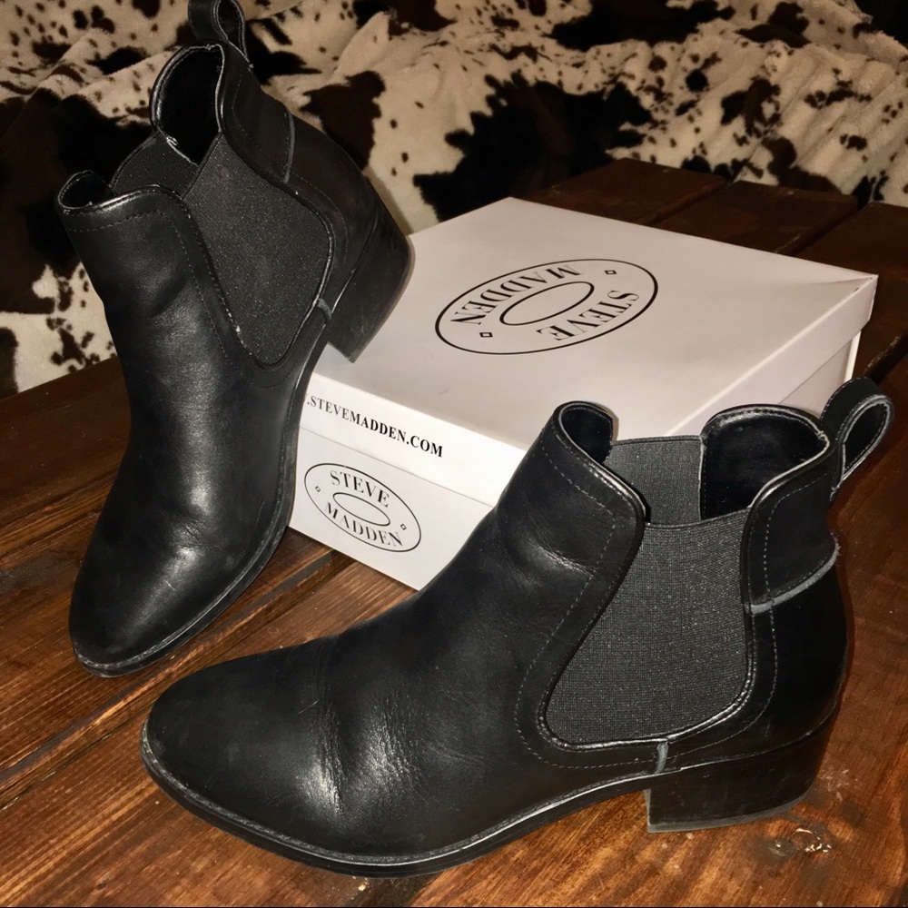 Dicey Steve Madden “ Chelsea “ Bootie